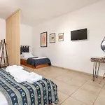 Oscar Villa & Studios