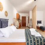 Oscar Villa & Studios